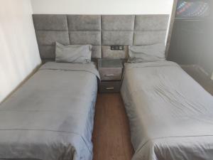 duas camas sentadas uma ao lado da outra num quarto em Hôtel Assaâda em Rabat
