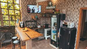 貝爾蒂奧加的住宿－Casa São Lourenço，厨房配有木桌和冰箱。