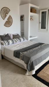 Postel nebo postele na pokoji v ubytování Kato Spiti, an idyllic retreat, Mykonos