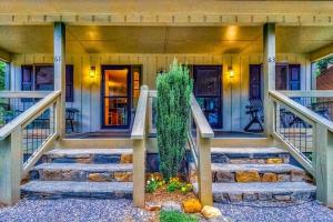 een huis met een trap naar de voordeur bij Smoky Mountain Retreat 2 Bd 1 and Half Bath in Maggie Valley