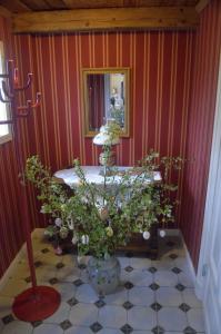 a room with a table with a plant in it at Hof Diederichs in Bohmstedt