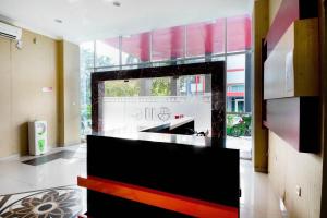 una cocina con encimera en blanco y negro en Super Collection O 3431 Hotel Alpha Bandara en Palembang