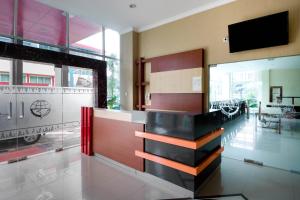 TV a/nebo společenská místnost v ubytování Super OYO Collection O 3431 Hotel Alpha Bandara