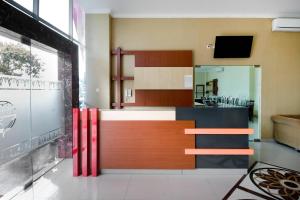 Kuchyň nebo kuchyňský kout v ubytování Super OYO Collection O 3431 Hotel Alpha Bandara + 21 fotografií