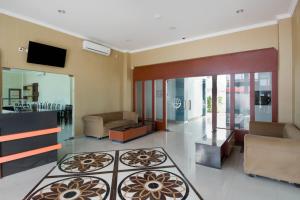 TV a/nebo společenská místnost v ubytování Super OYO Collection O 3431 Hotel Alpha Bandara
