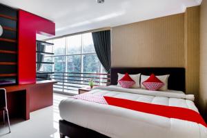 Postel nebo postele na pokoji v ubytování Super OYO Collection O 3431 Hotel Alpha Bandara