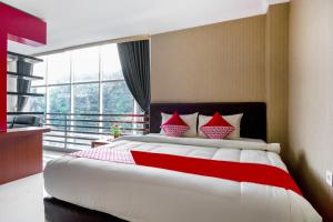 Postel nebo postele na pokoji v ubytování Super OYO Collection O 3431 Hotel Alpha Bandara