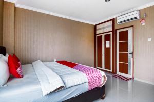 Postel nebo postele na pokoji v ubytování Super OYO Collection O 3431 Hotel Alpha Bandara