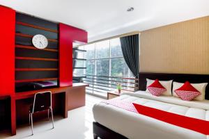 Postel nebo postele na pokoji v ubytování Super OYO Collection O 3431 Hotel Alpha Bandara
