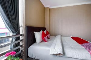 Postel nebo postele na pokoji v ubytování Super OYO Collection O 3431 Hotel Alpha Bandara