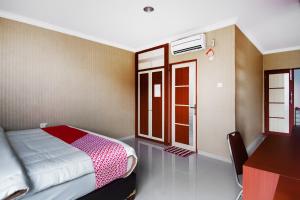Postel nebo postele na pokoji v ubytování Super OYO Collection O 3431 Hotel Alpha Bandara