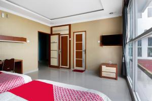 TV a/nebo společenská místnost v ubytování Super OYO Collection O 3431 Hotel Alpha Bandara