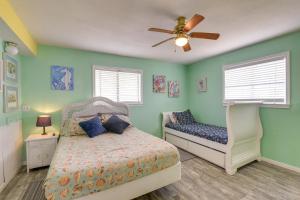 サーフサイド・ビーチにあるWalk to Gulf Surfside Beach Home with Deckのベッドと天井扇風機のある寝室