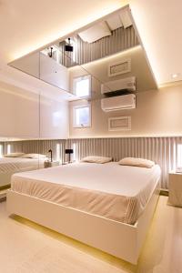 a bedroom with two beds in a room at Nuu Motel in Sao Paulo