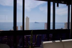 uma vista para o oceano a partir de um quarto com janelas em LUXURY Residence Gemelos 26 em Benidorm