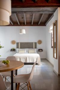 En eller flere senge i et værelse på Triana Boutique Apartments by Hommyhome