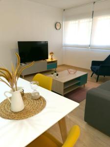 sala de estar con mesa y TV en Magnifico apartamento nuevo La Alberca, en Murcia