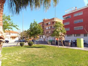 a park in front of a building at Magnifico apartamento nuevo La Alberca in Murcia