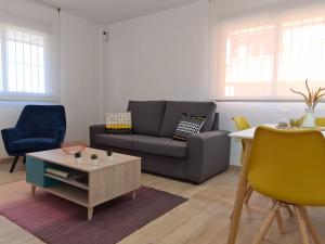 a living room with a couch and a coffee table at Magnifico apartamento nuevo La Alberca in Murcia