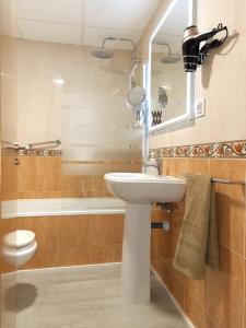 uma casa de banho com um lavatório, um WC e um chuveiro em Magnifico apartamento nuevo La Alberca em Múrcia