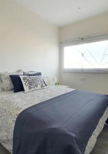 Un dormitorio con una cama grande y una ventana en Playa Doñana 1, en Sanlúcar de Barrameda