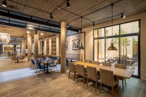 a dining room with a table and chairs at Efe Hotel & Cowork in Buenos Aires