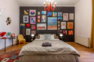 um quarto com uma cama com dois pares de sapatos em Deluxe Dohany Residence next to the New York Café em Budapeste