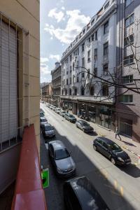 uma vista para uma rua com carros estacionados na rua em Deluxe Dohany Residence next to the New York Café em Budapeste