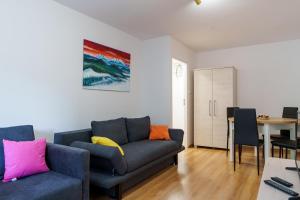 salon z kanapą i stołem w obiekcie Apartament pod Świerkiem - Pet Friendly - 2 osobne pokoje dla max 5 osób - Space Apart w Jeleniej Górze