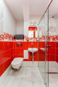 czerwona łazienka z toaletą i umywalką w obiekcie Apartament pod Świerkiem - Pet Friendly - 2 osobne pokoje dla max 5 osób - Space Apart w Jeleniej Górze