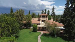 una vista aérea de una casa con patio en Casa Agostino - Luxury wine and hotel in Bodega Agostino en Mendoza