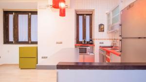 O bucătărie sau chicinetă la El Zaguán - Living Toledo +18 fotografii