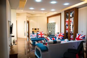 uma sala de estar com sofás azuis e almofadas vermelhas e brancas em 宜蘭 星居 包層公寓 em Yilan City