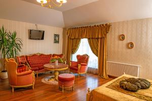 a living room with a couch and a table and chairs at Motelis SMAKŲ SMAKAS in Šiauliai