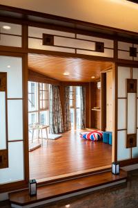 Zimmer mit Holzboden und einem großen Fenster in der Unterkunft 宜蘭 星居 包層公寓 in Yilan