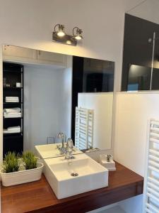 bagno con lavandino bianco e specchio di apartamento centro a Ferrol