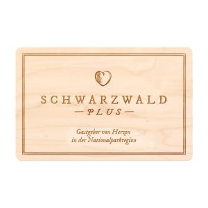 una señal de madera para una joyería con un corazón en ella en Ferienwohnung, Sauna & Gästekarte gratis im Schwarzwald, en Baiersbronn