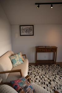 格拉馬杜的住宿－Cabanas Serra Grande - Boa Vista，客厅配有沙发和桌子