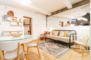 uma sala de estar com uma cama e uma mesa de vidro em Red House 2- With terrace no Porto