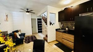 ein Wohnzimmer mit einem Sofa und einer Küche in der Unterkunft Franks house "Shared House" in Cancún