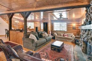 Una sala de estar con un sofá y una chimenea. en Country cottage on the banks of the Red River, en La Conception