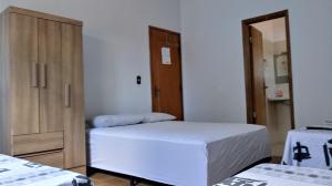 Postel nebo postele na pokoji v ubytování Sobrado Parque Mae Bonifacia 4 suites com ar e piscina + 38 fotografií