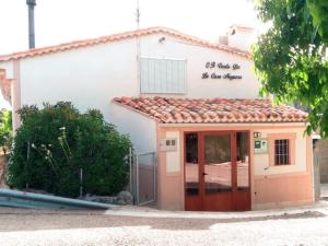 a small white building with a red door at VENTA DE LA CASA NOGUERA in Riópar