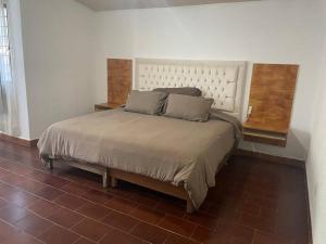 - une chambre avec un grand lit dans l'établissement Casa Clemente Lachigoló, à San Francisco Lachigoló