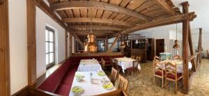 a restaurant with tables and chairs in a room at Hotel Der Distelhof - ihr Land- und Tagungshotel zwischen Rennsteig, Rhön & Werratal in Dillstädt