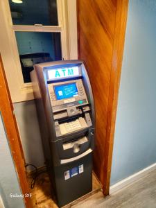 una máquina atm sentada junto a una puerta en European Hostel, en San Francisco