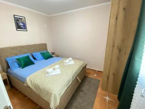 um quarto com uma cama com toalhas em Aquata Apartments em Tivat