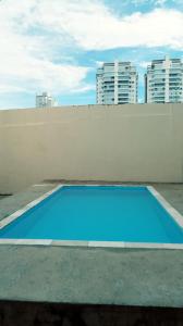 uma piscina azul no telhado de um edifício em Parque Mãe Bonifácia-Sobrado 4 suítes com ar e piscina em Cuiabá