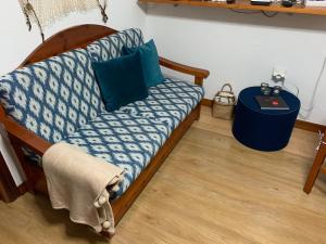 El EscobonalにあるBEAUTIFUL APARTMENT IN FRONT OF THE SEA !!!!の青い枕が付いたベッド1台が備わる客室です。