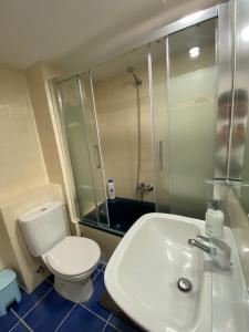łazienka z toaletą, umywalką i prysznicem w obiekcie Apartamento Fuengirola beach w mieście Fuengirola +27 zdjęć